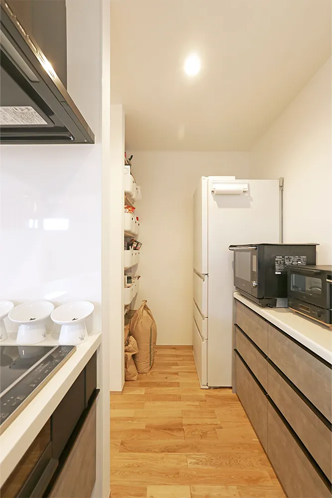 開放的な吹抜けリビングで猫と快適に暮らす家