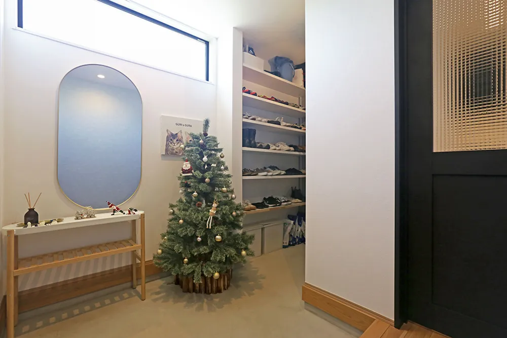 開放的な吹抜けリビングで猫と快適に暮らす家