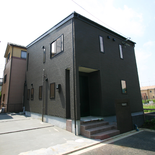 無垢のフローリングと和の造作が美しい快適住宅