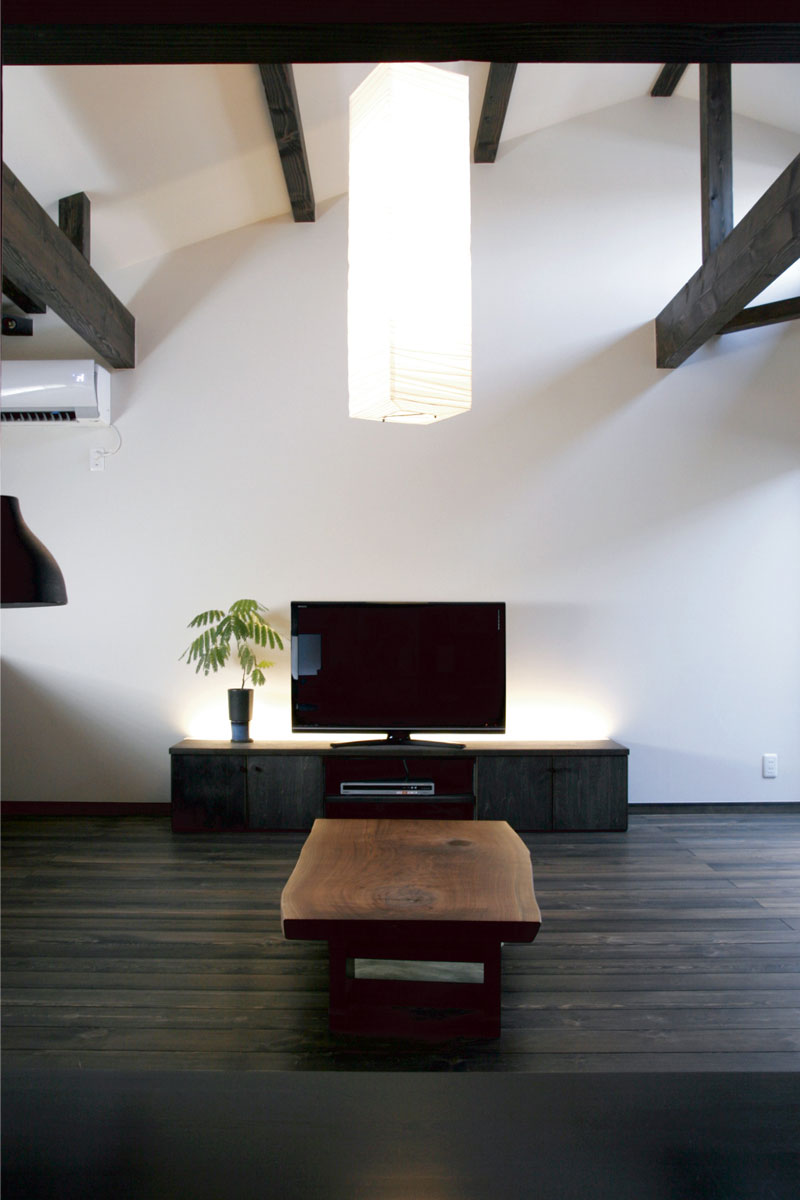 中庭を囲むコの字型のシックな和モダンのデザイナーズ住宅