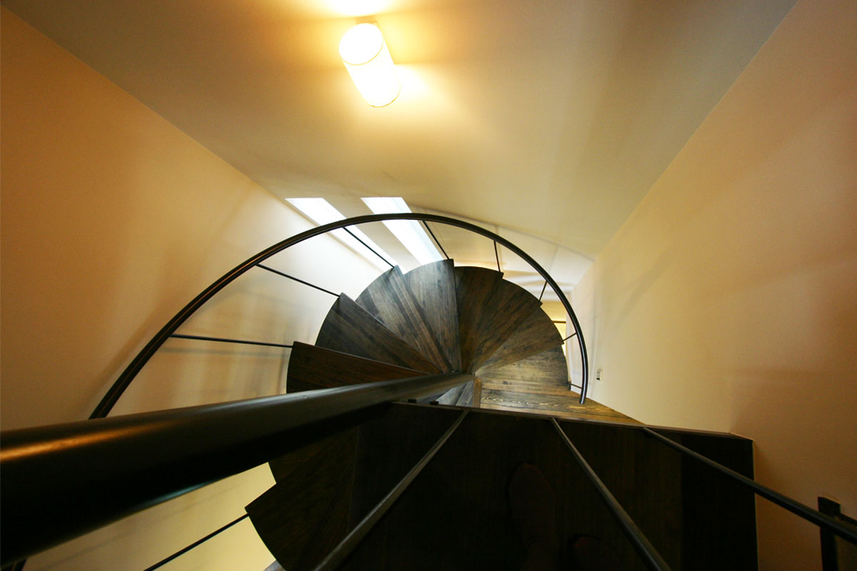 中庭を囲むコの字型のシックな和モダンのデザイナーズ住宅