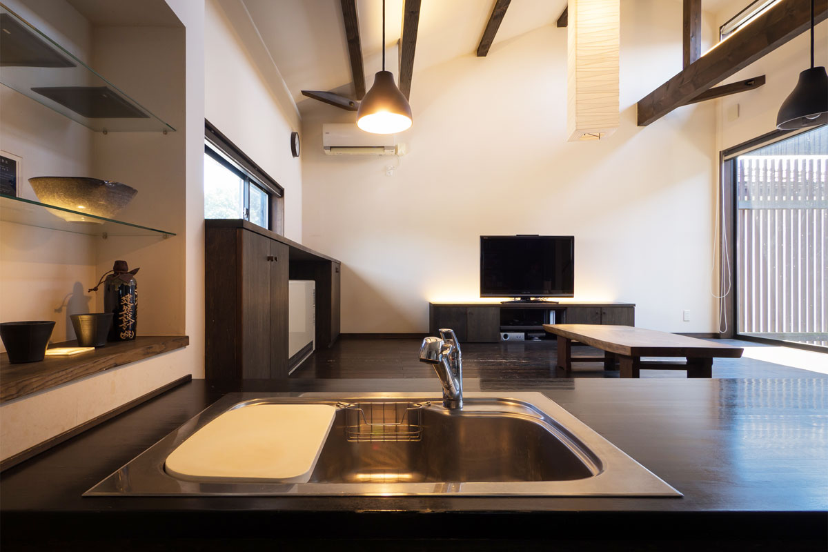 中庭を囲むコの字型のシックな和モダンのデザイナーズ住宅