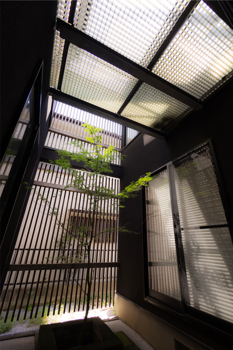 中庭を囲むコの字型のシックな和モダンのデザイナーズ住宅