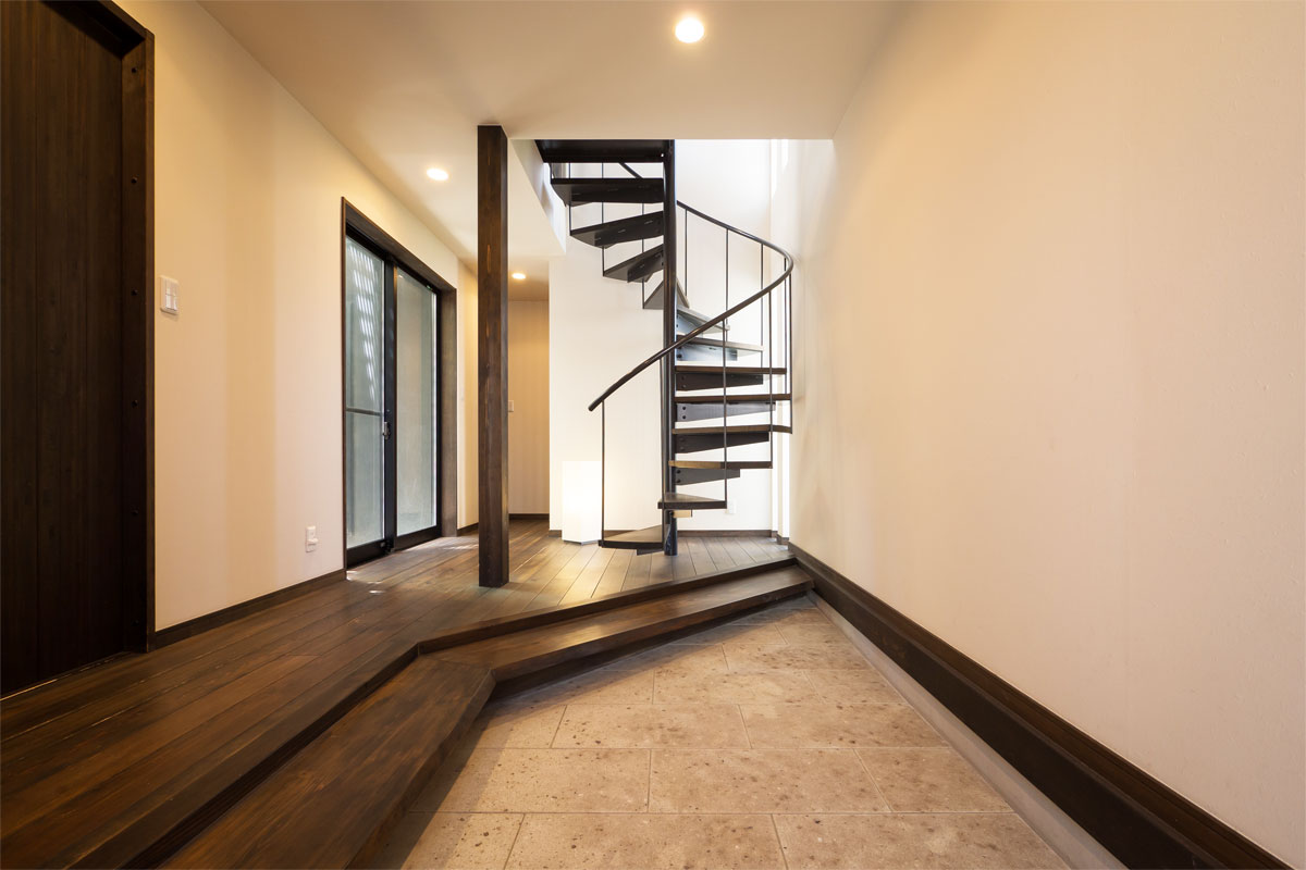 中庭を囲むコの字型のシックな和モダンのデザイナーズ住宅