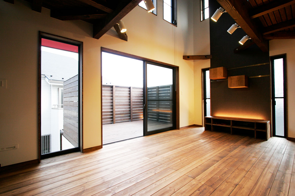 ロフトにウッドデッキ!遊び心が一杯の3階建住宅