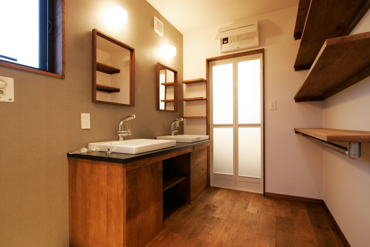 ロフトにウッドデッキ!遊び心が一杯の3階建住宅