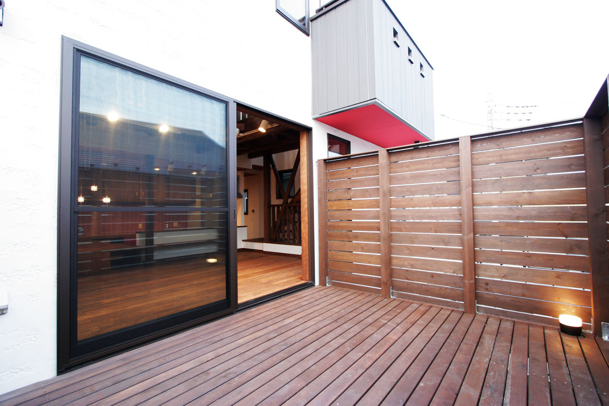 ロフトにウッドデッキ!遊び心が一杯の3階建住宅