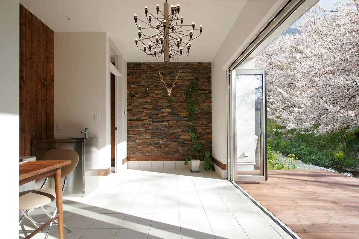 リゾートのようなウッドデッキ！グラフィックデザイナーのモダンな家