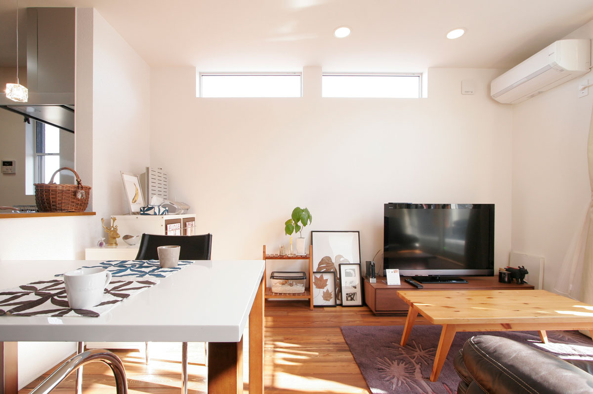 リゾートのようなウッドデッキ！グラフィックデザイナーのモダンな家