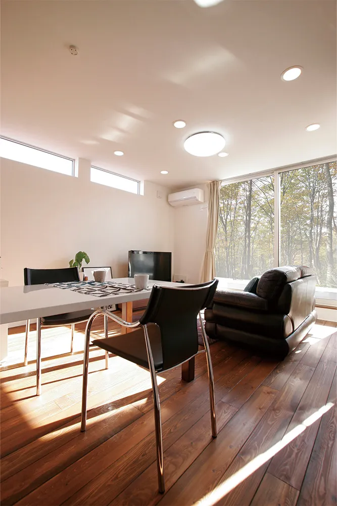 リゾートのようなウッドデッキ！グラフィックデザイナーのモダンな家