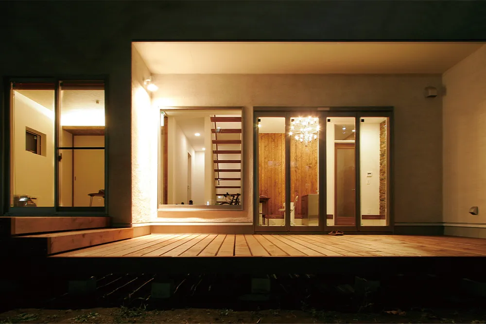 リゾートのようなウッドデッキ！グラフィックデザイナーのモダンな家