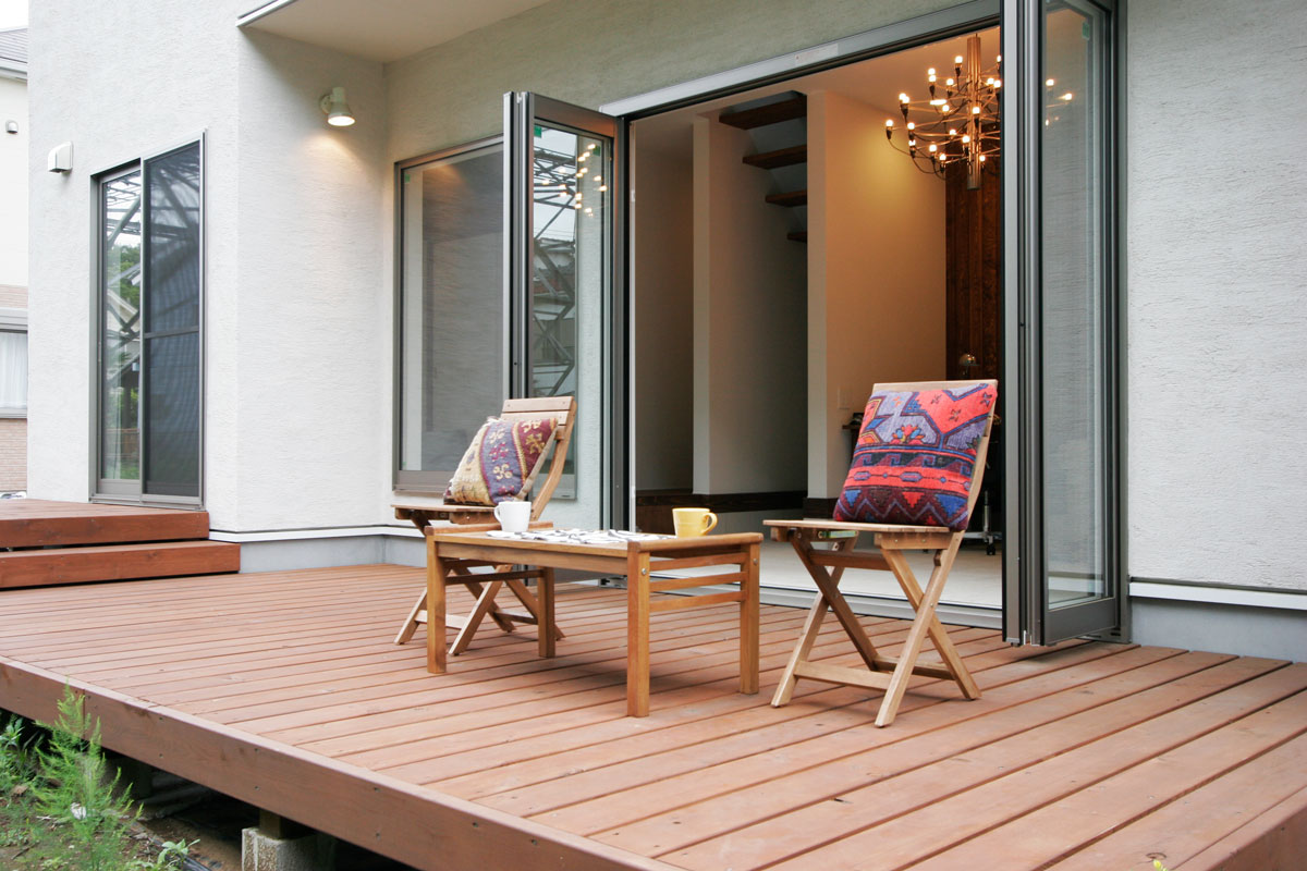 リゾートのようなウッドデッキ！グラフィックデザイナーのモダンな家
