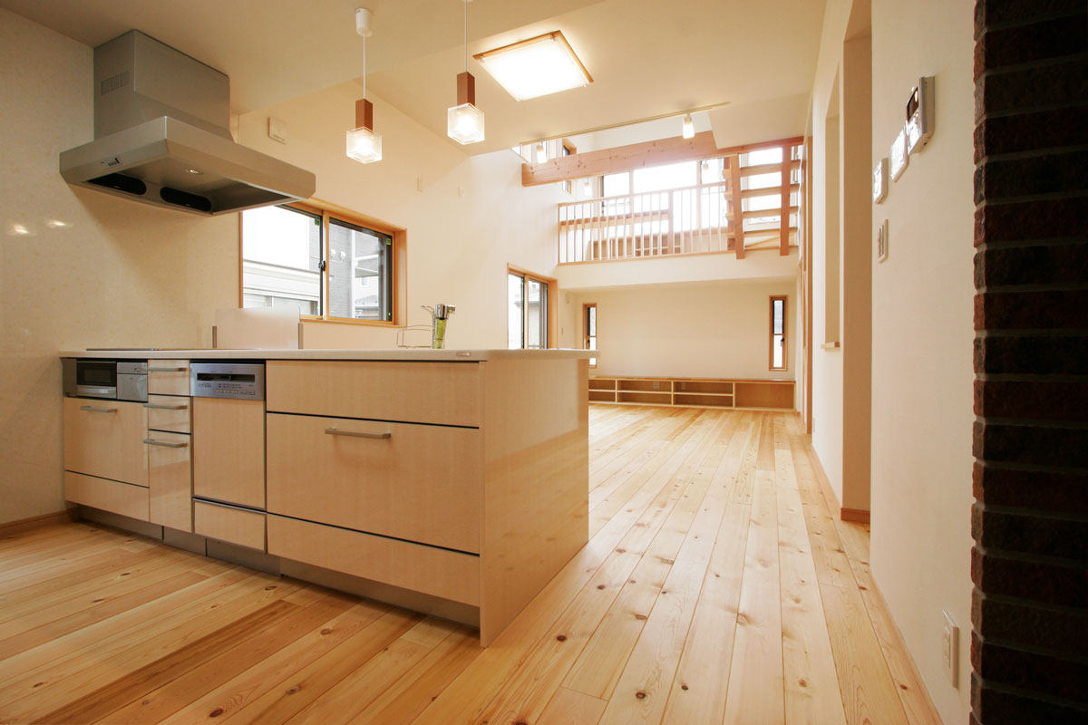 スキップフロアにスタディーコーナーのある明るく開放的な無垢の家