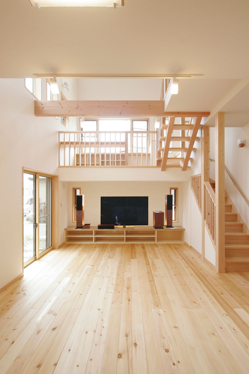 スキップフロアにスタディーコーナーのある明るく開放的な無垢の家
