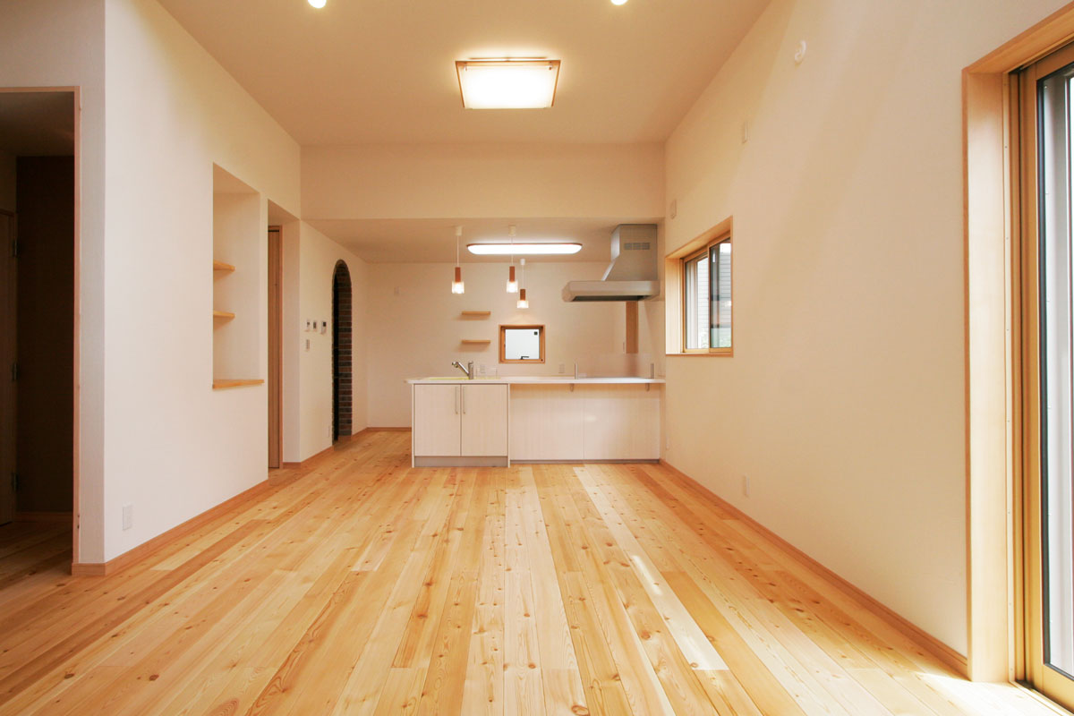 スキップフロアにスタディーコーナーのある明るく開放的な無垢の家