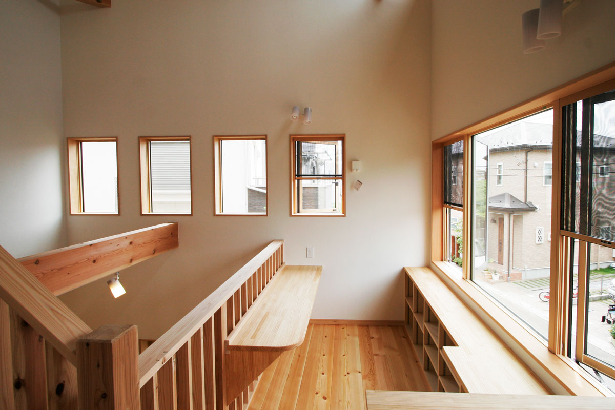 スキップフロアにスタディーコーナーのある明るく開放的な無垢の家