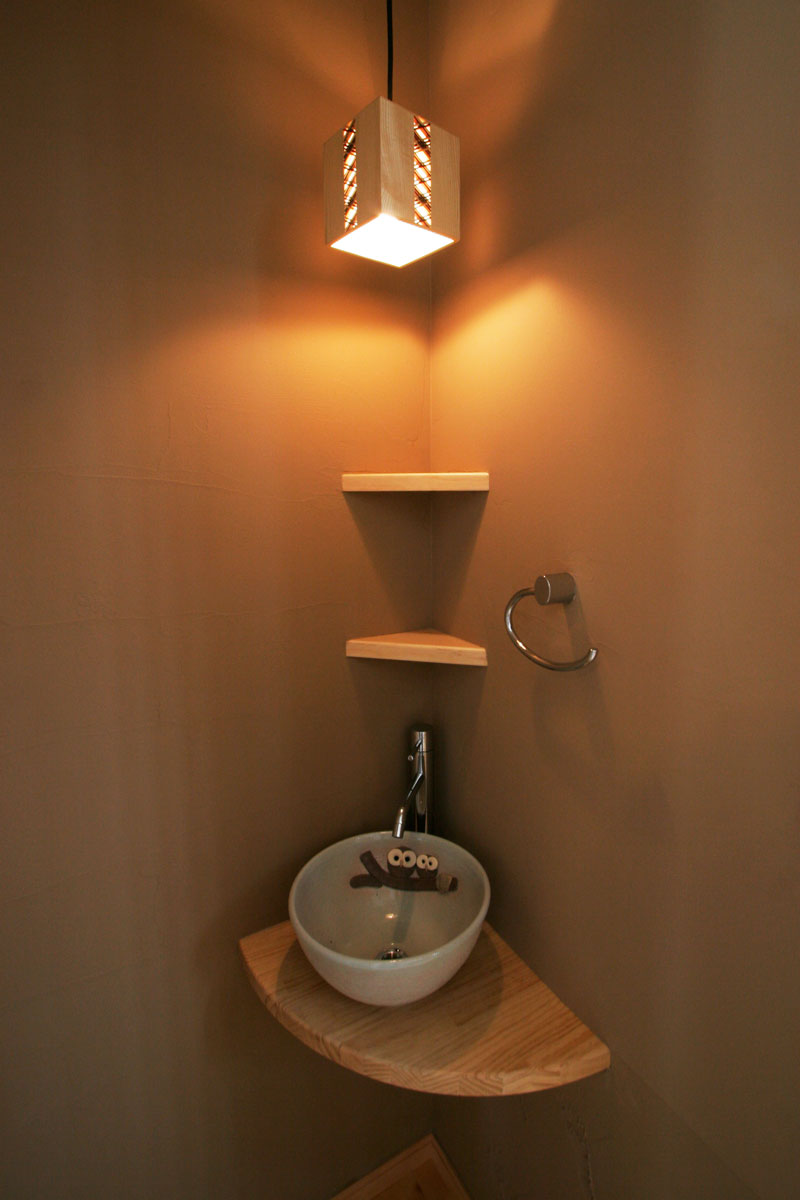 スキップフロアにスタディーコーナーのある明るく開放的な無垢の家