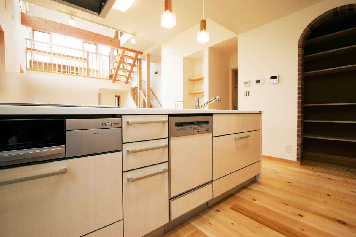 スキップフロアにスタディーコーナーのある明るく開放的な無垢の家