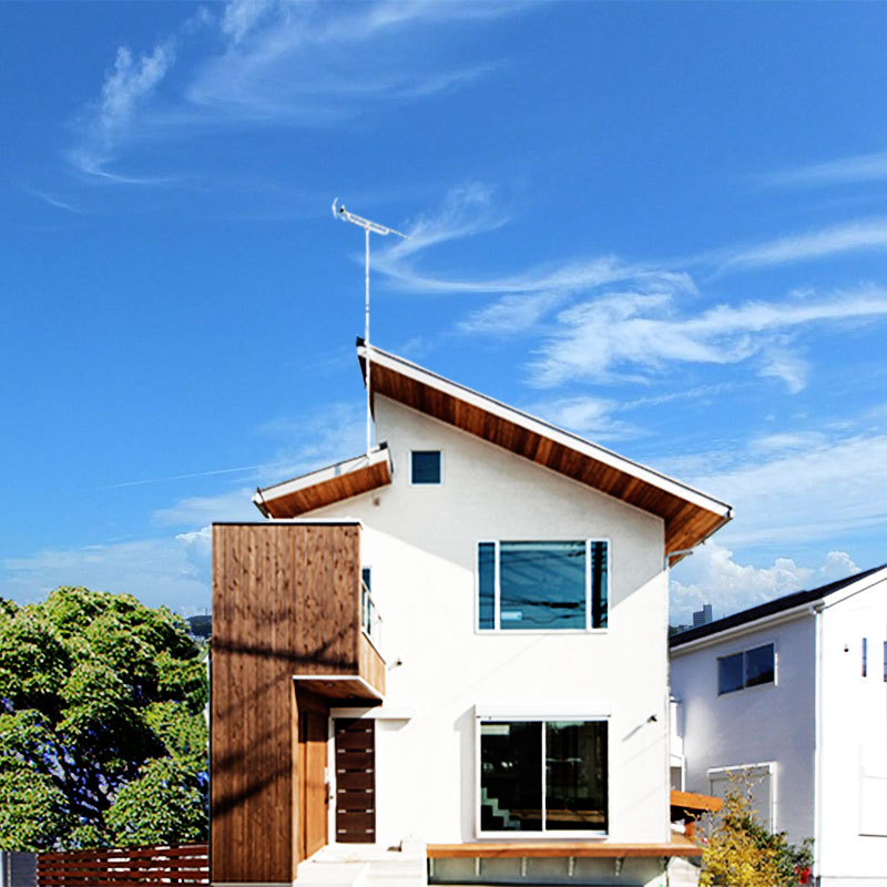 無垢素材と大きな吹き抜けが印象的な注文住宅