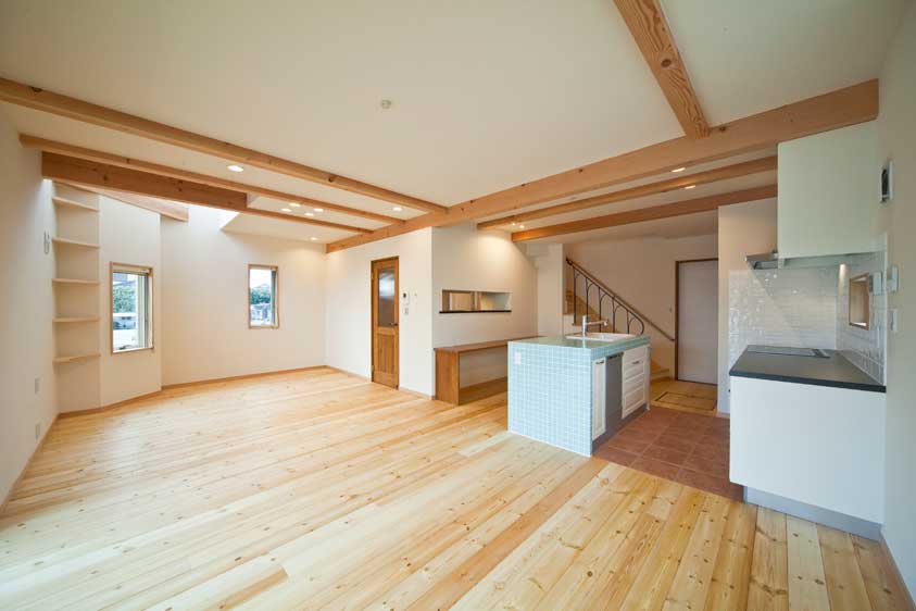 屋上庭園のあるモダンデザインの白い注文住宅